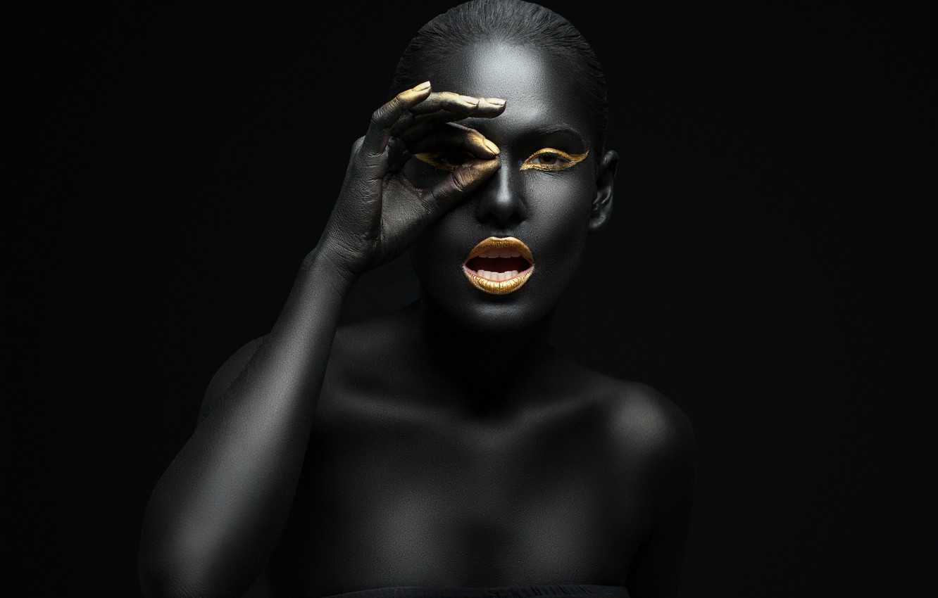 model-makeup-black-gold